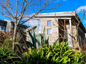 Una, Lodge 70